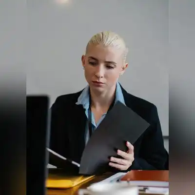 康莉骞